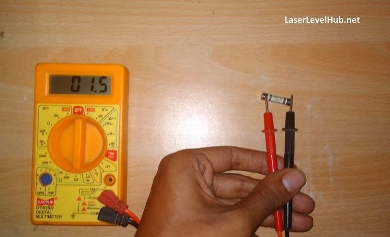 Wie man ein Multimeter zum Testen einer Sicherung verwendet